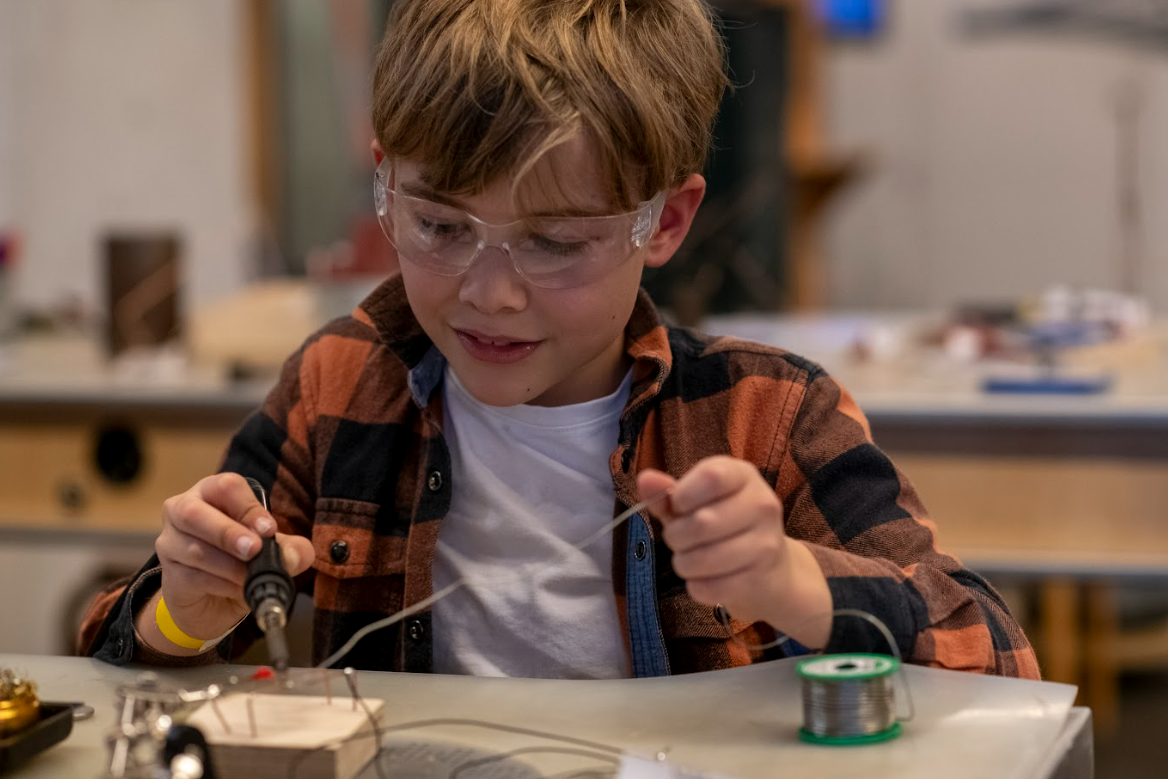 Cover photo for Vrijdagmiddag workshops 12 september - 10 oktober 2025 (leeftijd/age 8+) by De Ontdekfabriek