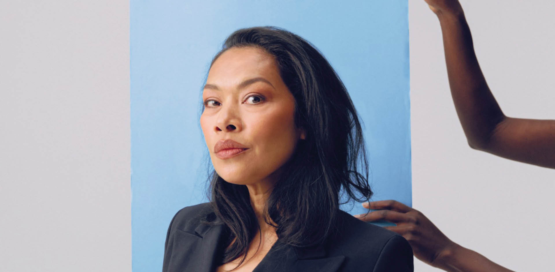 Cover photo for Interview met Karin Amatmoekrim over haar nieuwe boek Grenzend aan liefde by Athenaeum Boekhandel B.V.