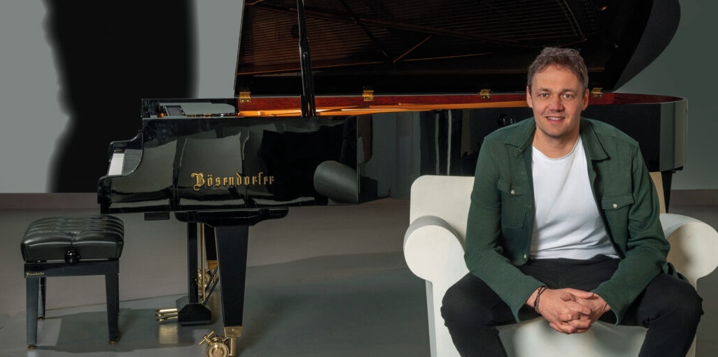 Cover photo for Theaterconcert: Bernd van den Bos – Bernd speelt Freddie Mercury (Tickets via De Cirkel Heemskerk) by PODIUM LAURENTZ - HEEMSKERK