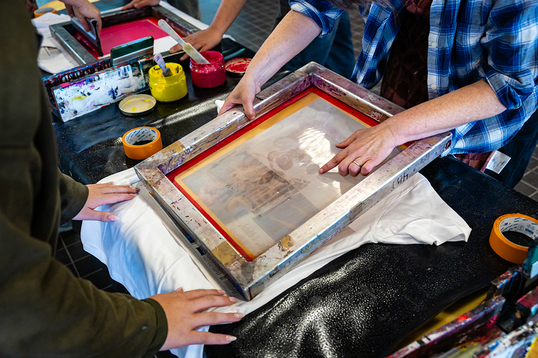 Cover photo for Eerste Indruk - Screenprinting on Textile by Grafische Werkplaats Den Haag