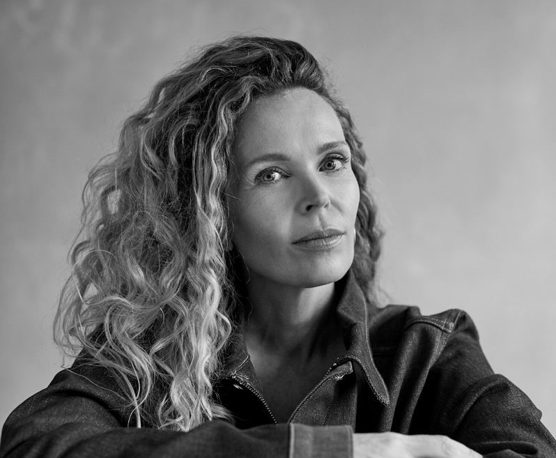 Cover photo for Eva Hoeke in gesprek met.. Roxane van Iperen by Stichting Wormerveerse Vermaning