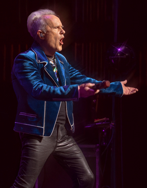 Cover photo for Howard Jones in concert op Steinway Spirio by Piano's Maene
