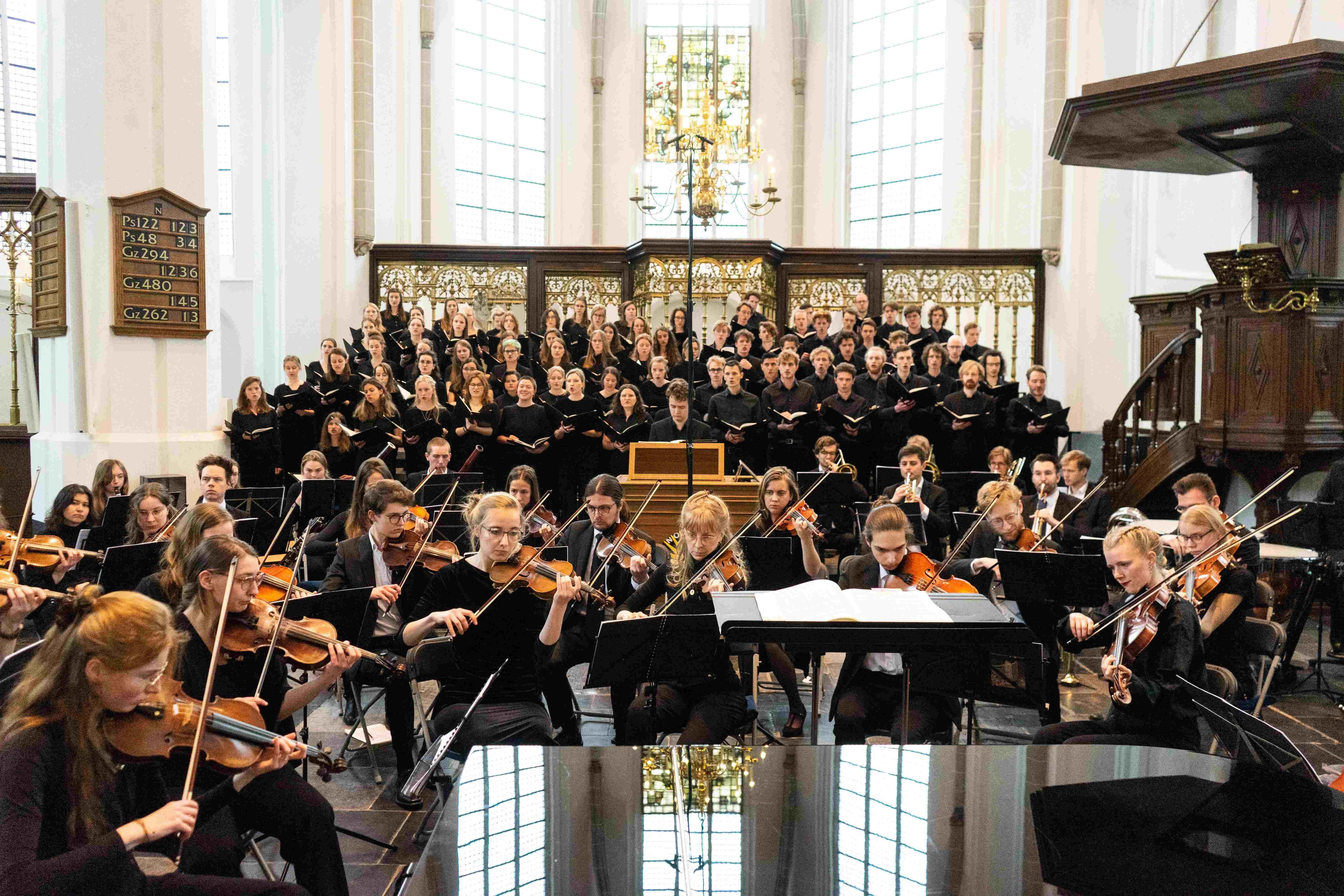 Cover photo for Meezing Johannes 2024 - Luisterkaarten by Utrechts Studenten Koor en Orkest