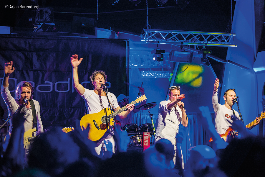 Cover photo for Swingende einde jaar party met feestband Deadline by Zalen & entertainment