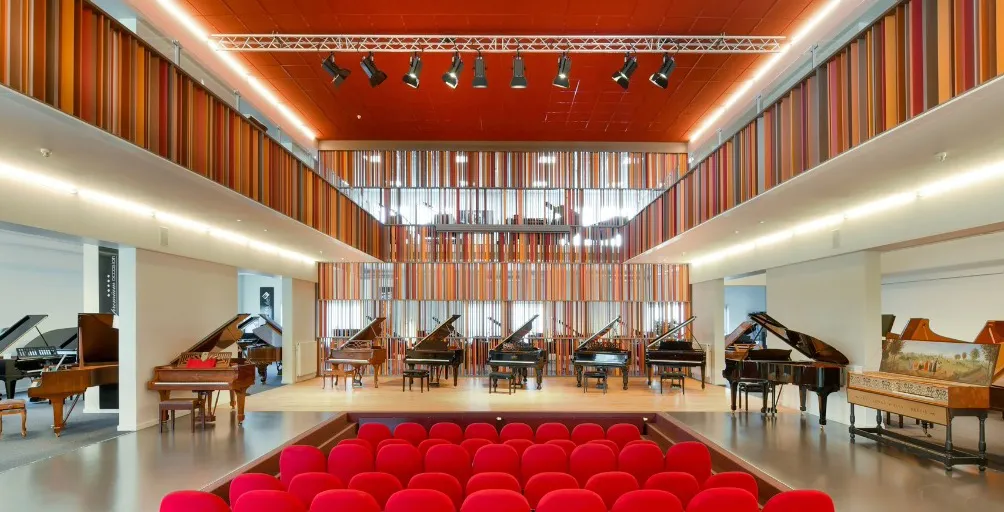 Cover photo for Visite adaptée aux enfants dans les coulisses by Piano's Maene